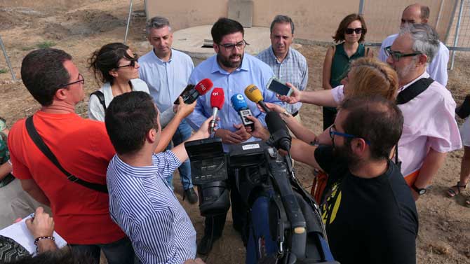 Declaraciones del alcalde a los periodistas en la estación de bombeo de El Soto.