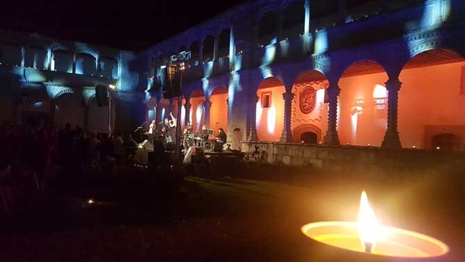Concierto entre velas en Santo Tom&aacute;s.
