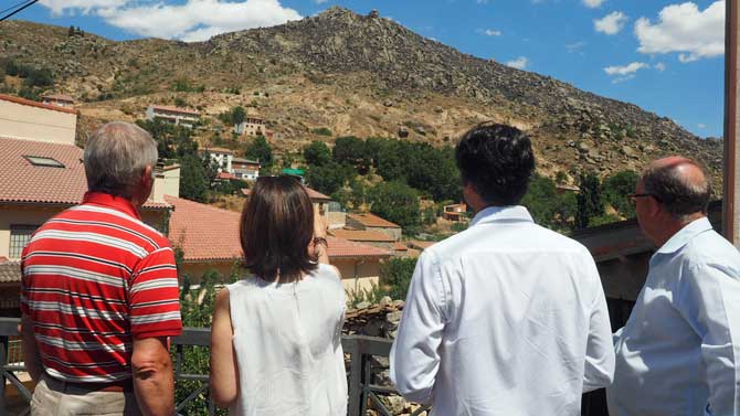 La ministra de Defensa observa la zona incendiada en Navalacruz.