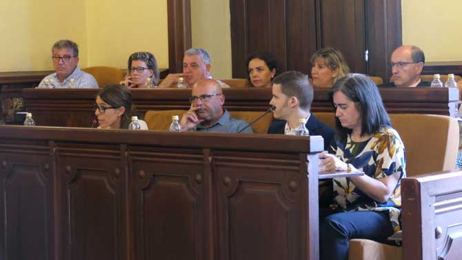 La portavoz del PP (derecha) en un pleno municipal.