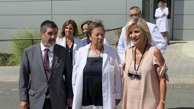 La consejera de Sanidad (derecha) con el gerente del Sacyl y los directivos del Complejo de Ávila.
