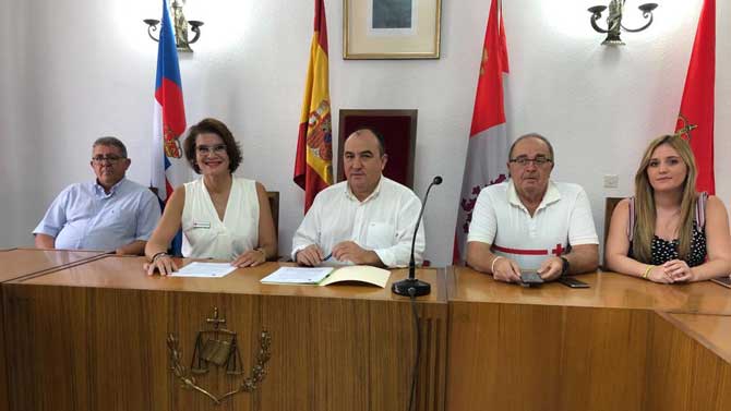 Firma del convenio entre Cruz Roja y Ayuntamiento de Cebreros.