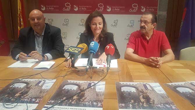 Carlos L&oacute;pez y Sonsoles Prieto con Pedro Mena,. autor del cartel.