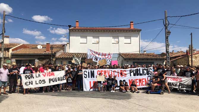 Concentración en La Aldehuela para exigir paradas del autobús.