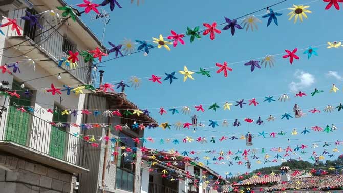 Decoración para las fiestas de la plaza Mayor de El Hornillo.