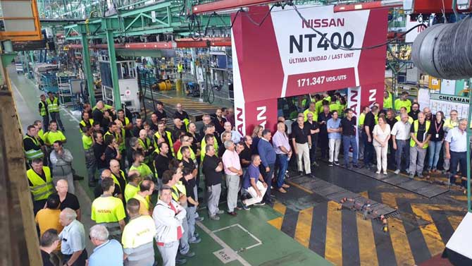 Trabajadores y antiguos empleados en la salida del último camión de Nissan.