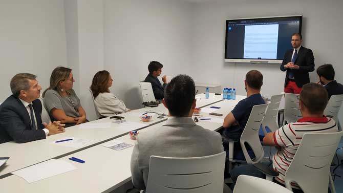 Empresarios de la Federación de Hostelería en la oficina de Tracción Ávila.