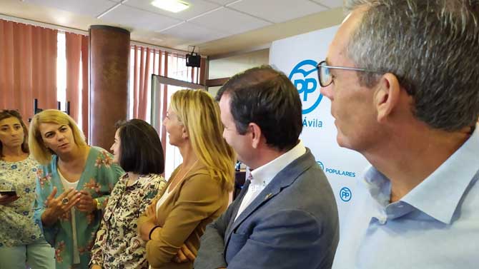 Reuni&oacute;n de la Plataforma Abono E con representantes del PP.