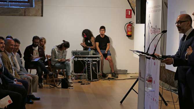 García Nieto (izquierda) ante la intervención de Javier Ortega (derecha).