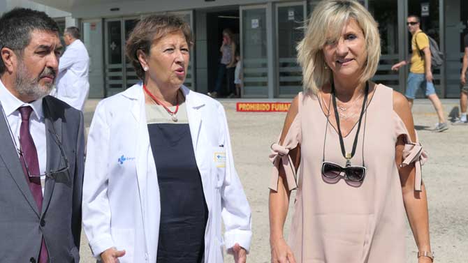 Verónica Casado (derecha) en su visita a Ávila.