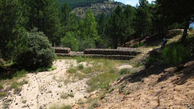 Diques en el río Corneja.