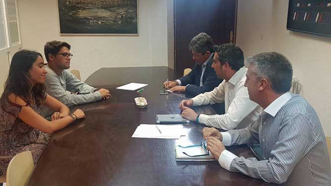Reuni&oacute;n de miembros de Limpi&aacute;vila con concejales del Ayuntamiento de &Aacute;vila.