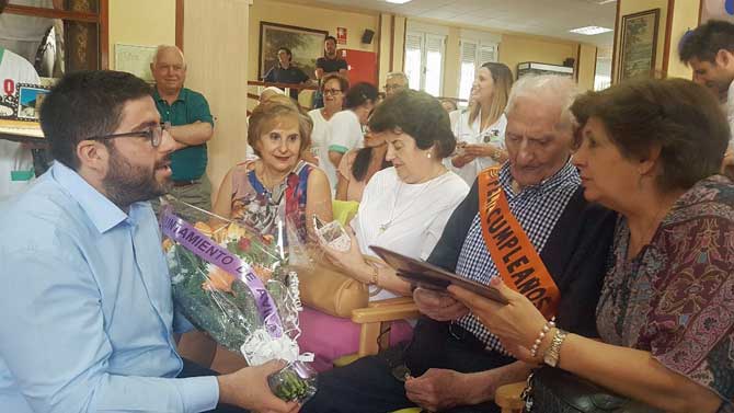 Un centenario de la Casa de Misericordia es felicitado por el alcalde.