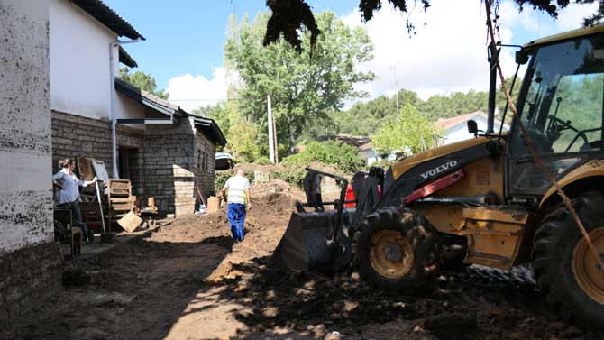 Vecinos y operarios trabajan en la limpieza tras la riada.