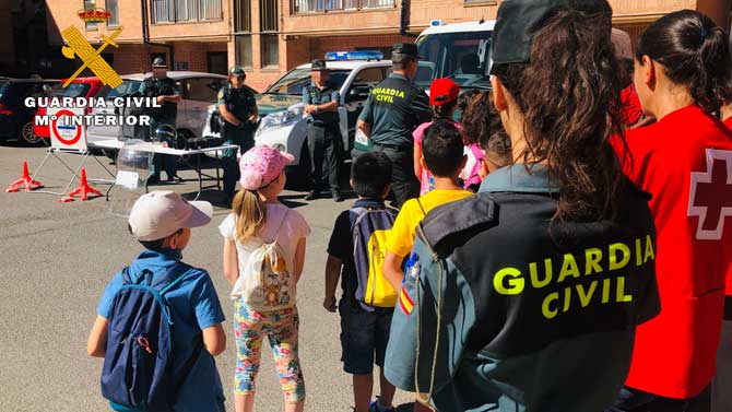 Niños del programa de intervención de Cruz Roja en la Guardia Civil.
