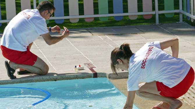 Imagen de archivo de socorristas en una piscina.