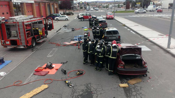 Práctica de rescate en el parque de bomberos de Ávila.