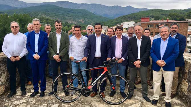 Presentaci&oacute;n La Vuelta en el Castillo de Arenas, con Gredos al fondo.