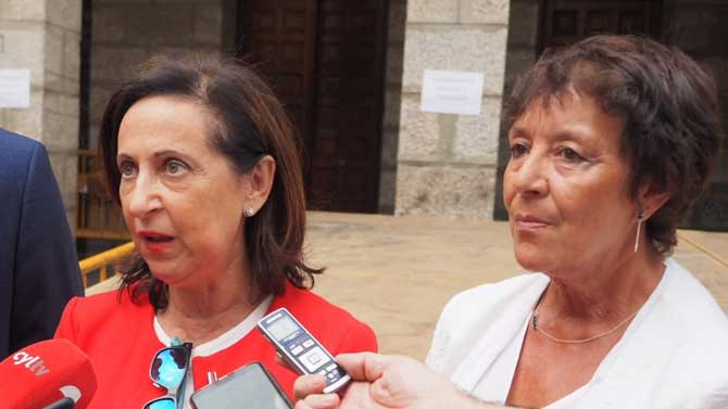 La ministra de Defensa en Gavilanes con la delegada del Gobierno.