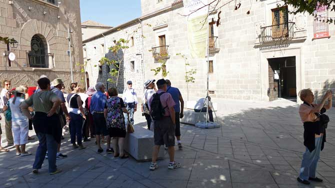 Imagen de archivo de turistas en Ávila.