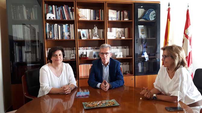 La presidente del comité organizador del Congreso de Geriatría de CyL es recibida en la Delegación Territorial.