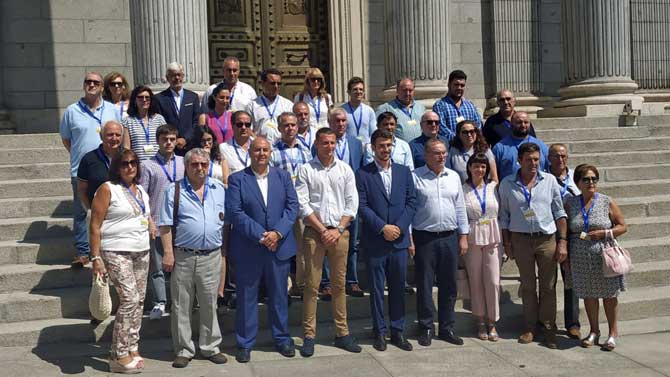 El diputado de Cs por Ávila con cargos y militantes del partido.