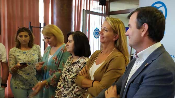 Alicia Garc&iacute;a (segunda derecha) tras la reuni&oacute;n con la Plataforma Abono E.