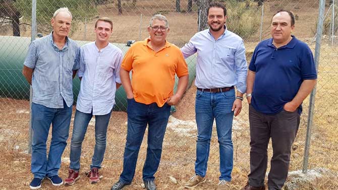 José Luis del Nogal (segundo derecha) y Pedro Muñoz (derecha) con concejales de Cebreros.