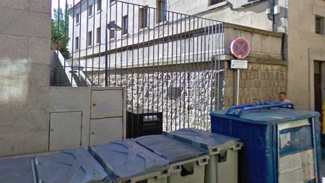 En el centro, en negro, el buzón de devoluciones de la Biblioteca Pública.