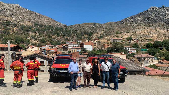 Caro y diputados provinciales del PSOE con el alcalde de Navalacruz.