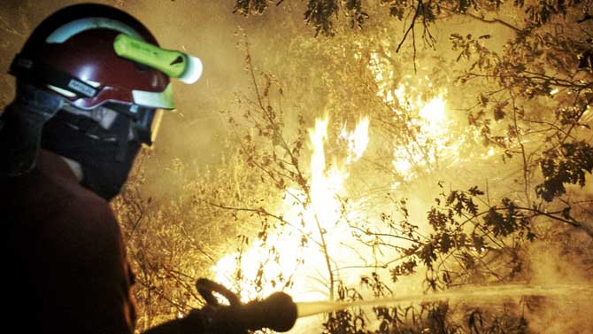 Un militar de la UME en el incendio de Navalacruz.