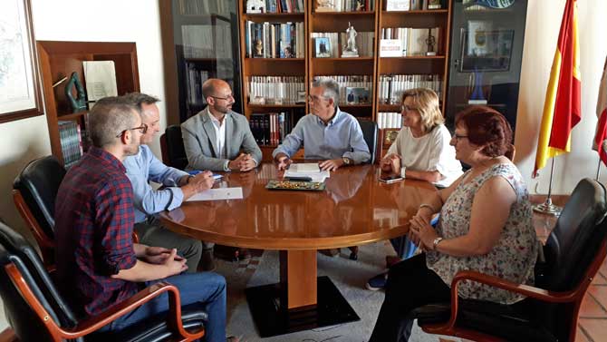 El delegado de la Junta con el alcalde de Sanchidrián.