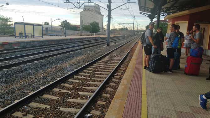 Viajeros esperan tras la avería del tren a Valladolid.