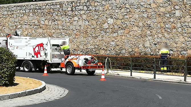 Riego de una zona verde en la avenida de la Juventud.