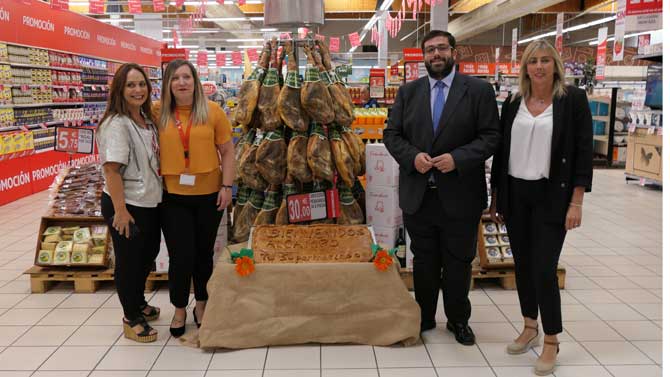 La directora de Alcampo y el alcalde (en el centro) en el hípermercado.