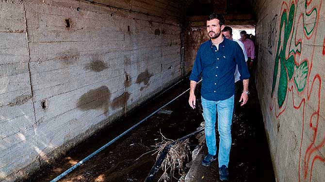 Pablo Casado visita la zona de la riada en Las Navas. Foto: Tarek/PP-