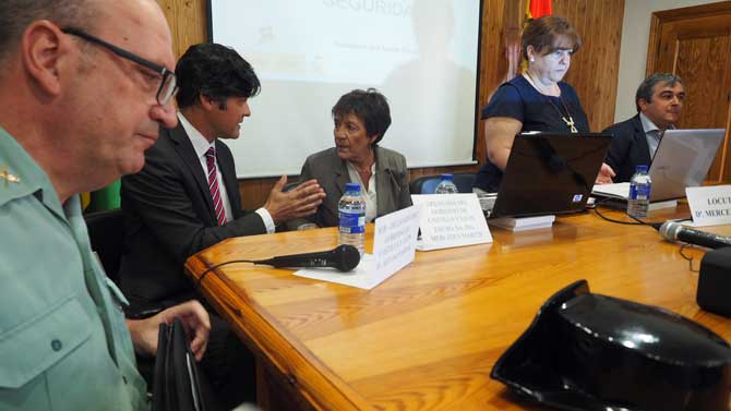 La delegada del Gobierno (centro) en un acto celebrado en Villanueva de Ávila.