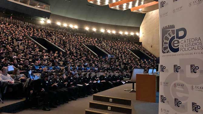 Acto de la Cátedra de Estudios Policiales en la Escuela de la Policía.