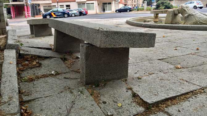 Bancos en el entorno de la fuente de la Sierpe.