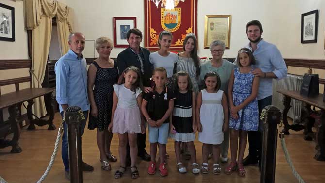 Presentación de la reina, damas, príncipes y princesas de las fiestas de Arenas.