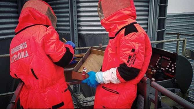 Los bomberos retiran un enjambre en un silo de Fuente el Sauz.