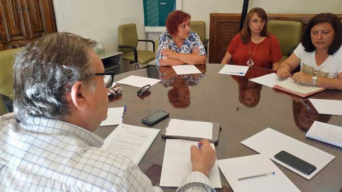 Pedro Cabrero con vecinas de La Aldehuela.