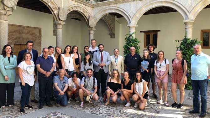 Jóvenes del campamento del Rotary Club recibidos por el alcalde de Ávila.