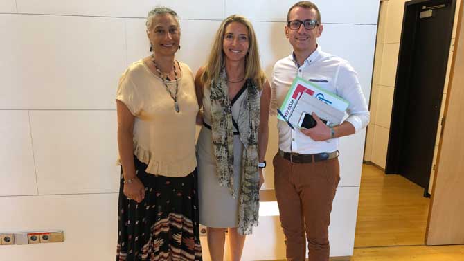 García con representantes de la Asociación contra la Despoblación.