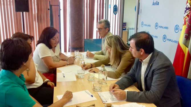 Reunión del PP con afectados por la supresión de paradas de autobús.