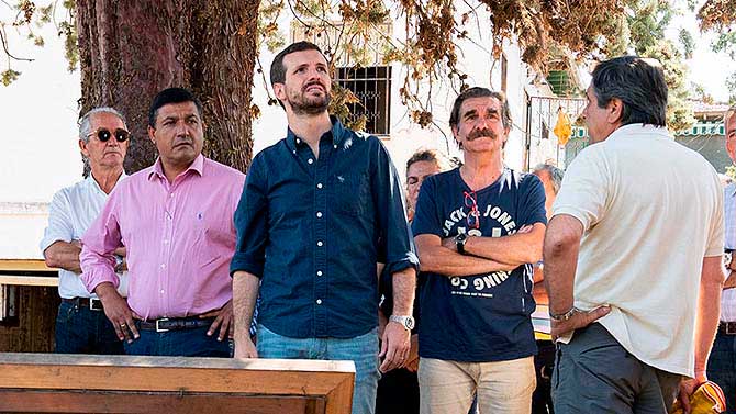 Casado visita la zona afectada por la riada de Las Navas.