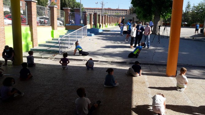 El alcalde en su visita al programa de animaci&oacute;n infantil.