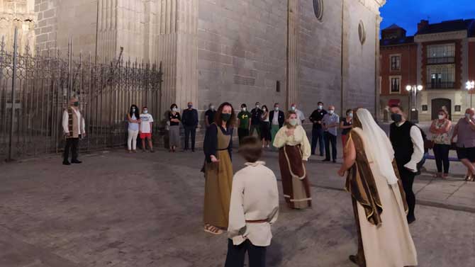 Representaci&oacute;n de la Ley Perpetua ante la Catedral de &Aacute;vila.