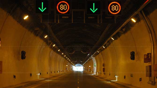 T&uacute;nel en la autopista AP-6.