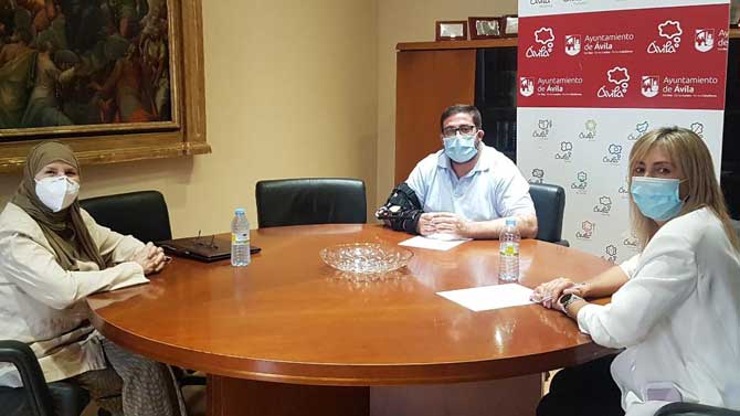 La delegada de la Comisi&oacute;n Isl&aacute;mica con el alcalde.